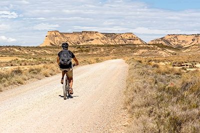 © Petr Svarc / Alamy / Hemis  - Vélo - Bardenas Reales - Navarre - Espagne Vélo - Bardenas Reales - Navarre - Espagne