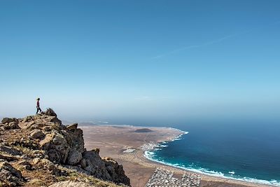 Vue depuis les montagnes Risco de Famara vers La Caleta de Famara - Lanzarote - Iles Canaries - Espagne