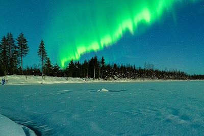 Rivière gelée et aurore boréale - Finlande
