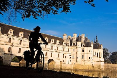 Cycliste devant le château de Chenonceau - Indre et Loire - France