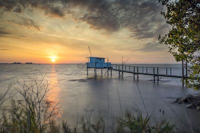 © Jon Arnold Images/ hemis.fr - Cabane de pêche sur l'estuaire de la Gironde, Saint-Estèphe - France Cabane de pêche sur l'estuaire de la Gironde, Saint-Estèphe - France