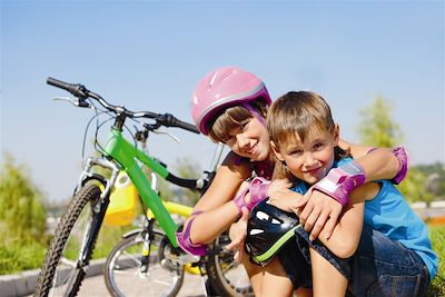 Frère et soeur à vélo - France