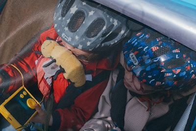 © Tober / Les Rookies - Enfants dans une remorque à vélo Enfants dans une remorque à vélo