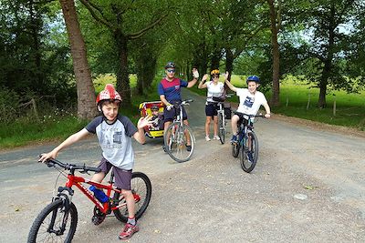 Famille à vélo - Loire - France