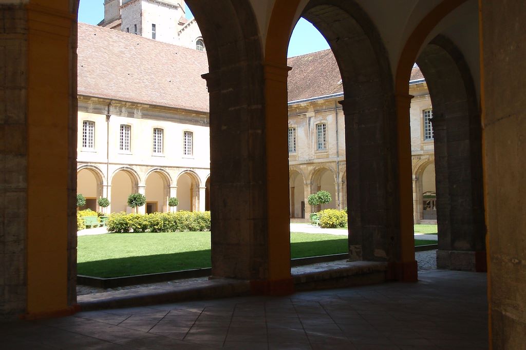 Image Tour de Bourgogne à vélo - Voie Bleue - Abbaye de Cluny