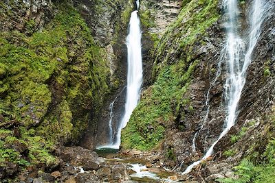 © GUIZIOU Franck / hemis.fr - Vallée du Lys - Cascade d'Enfer - Haute-Garonne - France Vallée du Lys - Cascade d'Enfer - Haute-Garonne - France