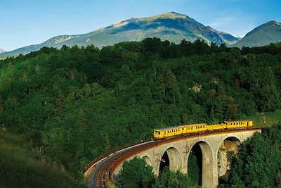 © SPANI Arnaud / hemis.fr - Le Train Jaune - Vallée de la Têt - France Le Train Jaune - Vallée de la Têt - France