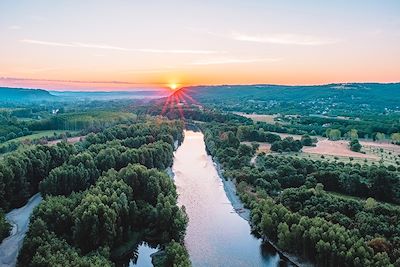 Lever de soleil sur la vallée de la Dordogne - France