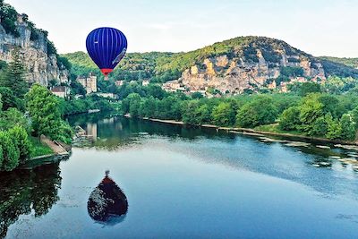 © Sarlat Tourisme - Montgolfière dans la vallée de la Dordogne - France Montgolfière dans la vallée de la Dordogne - France