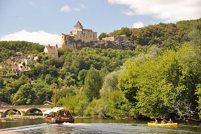 © CDT Dordogne - Château de Castelnaud-la-Chapelle et gabare sur le Céou - Dordogne - France Château de Castelnaud-la-Chapelle et gabare sur le Céou - Dordogne - France
