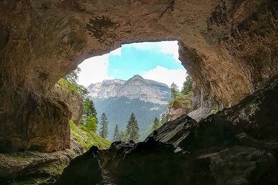 © Olkowicz / Savoie Mont Blanc - Depuis la grotte au dessus du cirque de St-Même - Parc naturel régional de Chartreuse - France Depuis la grotte au dessus du cirque de St-Même - Parc naturel régional de Chartreuse - France