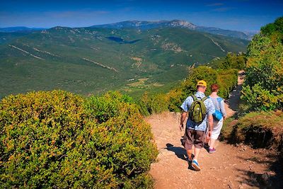 © G.DESCHAMPS - CRTL Occitanie - Sur le sentier cathare, vers Peyrepertuse - Occitanie - France Sur le sentier cathare, vers Peyrepertuse - Occitanie - France