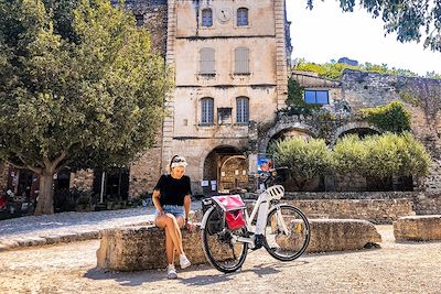 Jeune femme à vélo à Oppède-le-Vieux - Luberon - Vaucluse - France