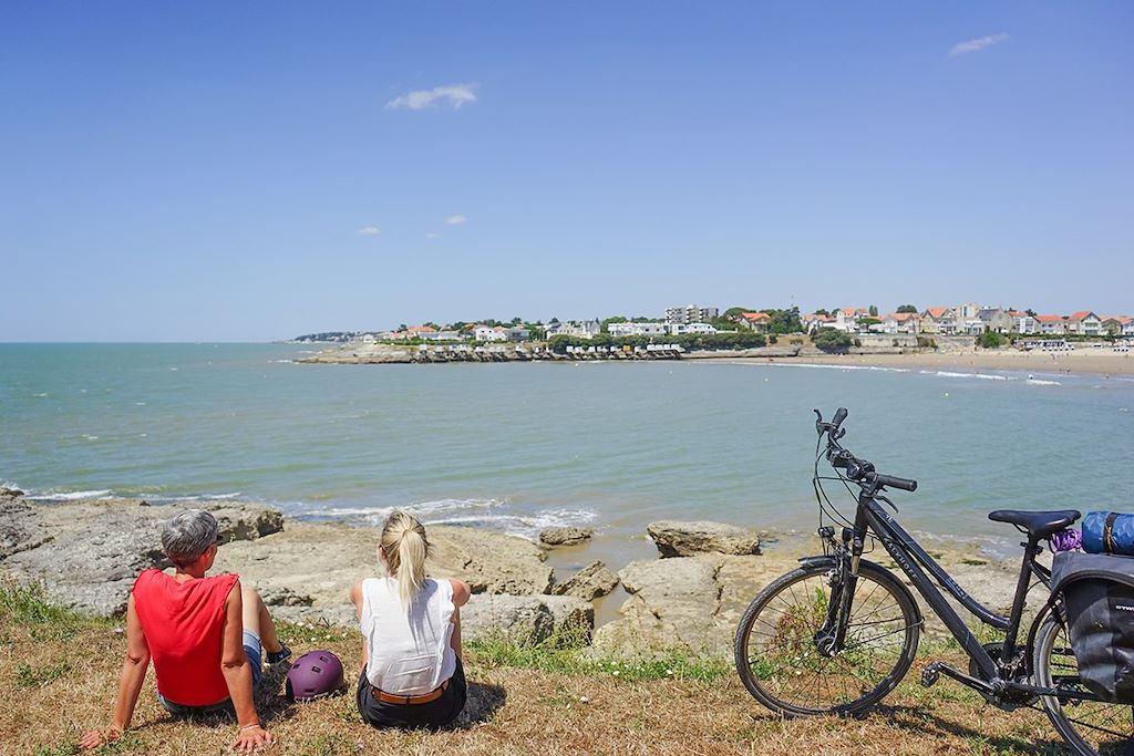 Location remorque sécurisée 2 enfants pour se balader sur l'île d'Oléron