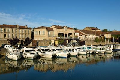 © Collection Tourisme Gers/Gascogne Navigation/P. Garnier - Port de Condom - Gers - Sud-Ouest - France Port de Condom - Gers - Sud-Ouest - France