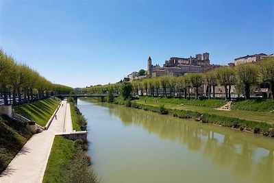 © Collection Tourisme Gers/CDT32/S. Daudirac - Cathédrale Sainte-Marie et berges du Gers - Sud-Ouest - France Cathédrale Sainte-Marie et berges du Gers - Sud-Ouest - France