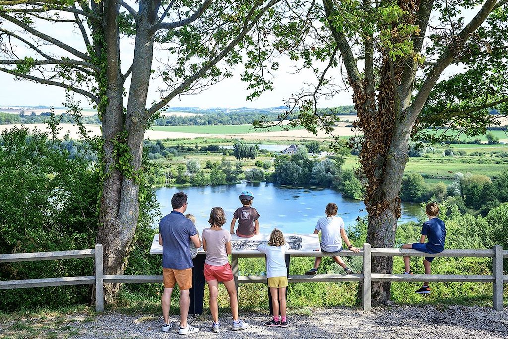 Location remorque sécurisée 2 enfants pour se balader sur l'île d'Oléron