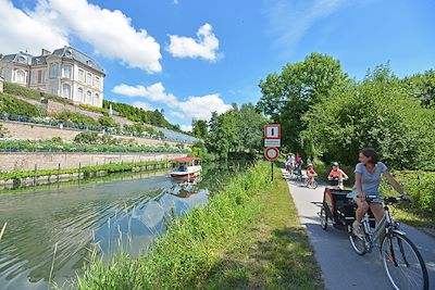© Nicolas Bryant / Somme Tourisme - Cyclistes sur la Véloroute de la Vallée de la Somme - France Cyclistes sur la Véloroute de la Vallée de la Somme - France