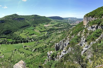© Maxime Oung / Adobe Stock - Vallée de la Dourbie - Larzac - Aveyron - France Vallée de la Dourbie - Larzac - Aveyron - France