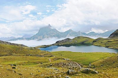 © Maël Moisan - Lacs d'Ayous et Pic du Midi d'Ossau - GR10 - Pyrénées-Atlantiques - France Lacs d'Ayous et Pic du Midi d'Ossau - GR10 - Pyrénées-Atlantiques - France