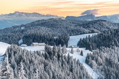 © Christian Martelet / Auvergne-Rhône-Alpes Tourisme - Vue sur le massif des Bauges - France Vue sur le massif des Bauges - France