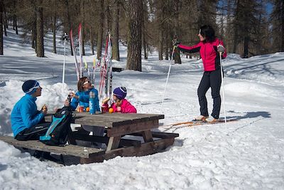 © Anne Gentil - Pause pique-nique pour la famille dans la vallée de la Clarée - France Pause pique-nique pour la famille dans la vallée de la Clarée - France