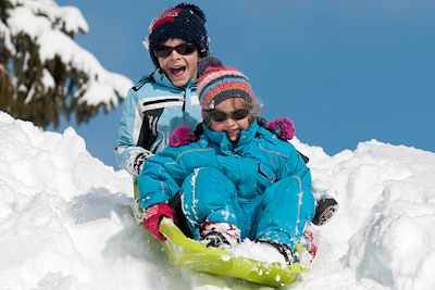 Activité luge pour les enfants dans la vallée de la Clarée - France