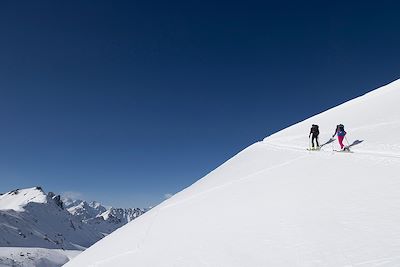 Ski de randonnée au col de la Chapelle dans les Hautes-Alpes - France