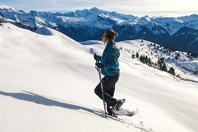 © Joseph Rouget - JoEnmontagne - Randonnée en raquettes avec le Mont Blanc en fond - France Randonnée en raquettes avec le Mont Blanc en fond - France