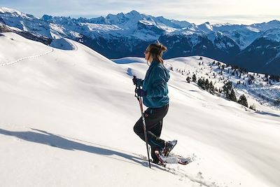 Randonnée en raquettes avec le Mont Blanc en fond - France