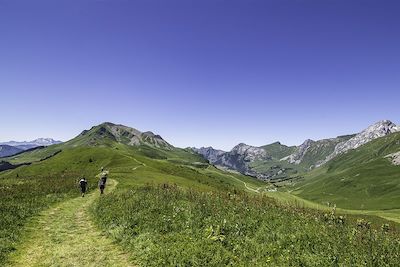 Randonneurs à la Clef des Annes avec vue sur le mont Lachat, le Grand-Bornand et le Jalouvre à droite - Alpes du Nord - France