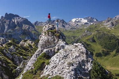 Randonnée sur le sentier de la crête du mont Charvet avec vue sur le glacier de Gébroulaz et l'aiguille de Péclet - Parc national de la Vanoise - Alpes du Nord - France