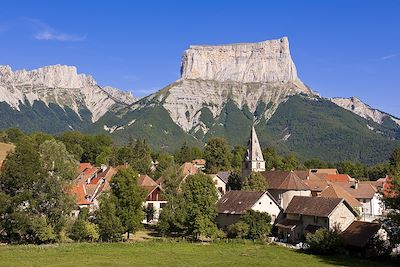 © GUIZIOU Franck / hemis.fr - Village de Chichilianne au pied du Mont Aiguille - Vercors - Isère - France Village de Chichilianne au pied du Mont Aiguille - Vercors - Isère - France