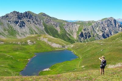 Randonneuse contemplant le paysage - Queyras - Alpes du Sud - France