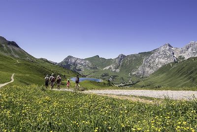 Randonneurs au-dessus du Grand-Bornand avec vue sur le Jalouvre à droite - Alpes du Nord - France