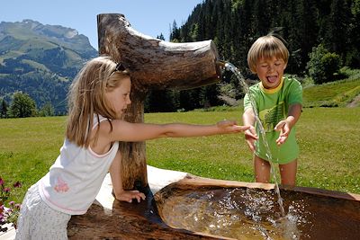 © Aravis / Pascal Lebeau / www.aravis.com - En famille dans les alpages! En famille dans les alpages!
