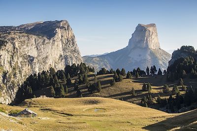 © CAVALIER Michel / hemis.fr - Le Trièves - Le Mont Aiguille et les Rochers du Parquet - Vue du Pas de l'Aiguille - Vercors - Isère - France Le Trièves - Le Mont Aiguille et les Rochers du Parquet - Vue du Pas de l'Aiguille - Vercors - Isère - France
