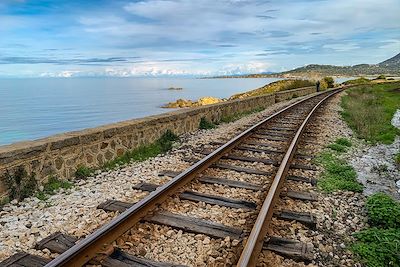 © Geraldine Revillard / iStock - Train de bord de mer - Corse - France Train de bord de mer - Corse - France