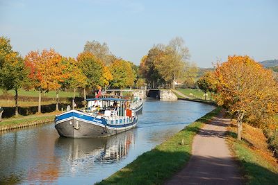 © Paul Villecourt - Canal de Bourgogne - France Canal de Bourgogne - France