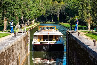 © Paul Villecourt - Canal de Bourgogne - France Canal de Bourgogne - France