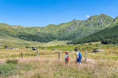 Randonnée en famille en Auvergne - France