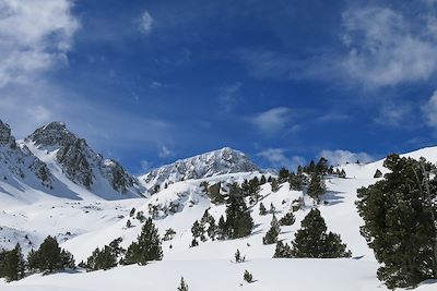 Crêtes enneigées dans les Hautes-Pyrénées - France
