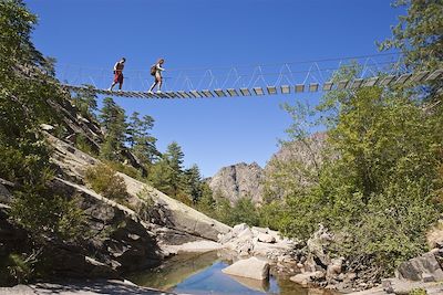 © GUIZIOU Franck / hemis.fr - Sur la passerelle de Spasimata - GR 20 - Haute-Corse - France Sur la passerelle de Spasimata - GR 20 - Haute-Corse - France