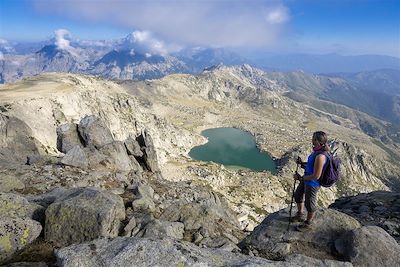 © GUIZIOU Franck / hemis.fr - Le lac Bastani vu depuis le Mont Renoso - GR 20 - Haute-Corse - France Le lac Bastani vu depuis le Mont Renoso - GR 20 - Haute-Corse - France