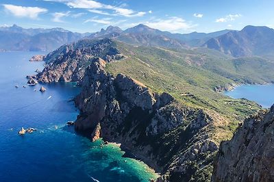 © Salomé Cardona - Vue sur les falaises depuis le Capu Rossu - Corse - France Vue sur les falaises depuis le Capu Rossu - Corse - France