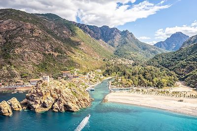 © Balate Dorin / iStock - Golf de Porto - Corse - France Golf de Porto - Corse - France