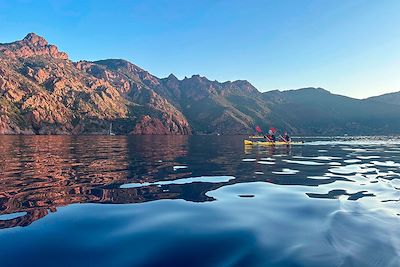 Kayak dans la réserve naturelle de Scandola - Corse - France