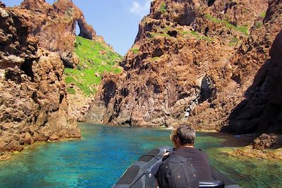 © Peter Gregor - Bateau vers la plage de Ficaghjola - Corse - France Bateau vers la plage de Ficaghjola - Corse - France