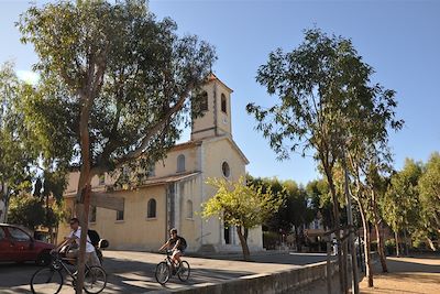 Balade à vélo devant l'église de Porquerolles - France