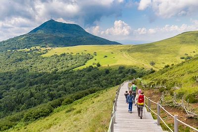 © CAVALIER Michel / hemis.fr - En route vers le cratère du Puy Pariou - Volcans d'Auvergne - France En route vers le cratère du Puy Pariou - Volcans d'Auvergne - France